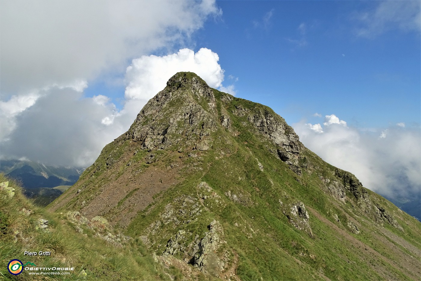 77 Salendo al Monte Tribortoi vista sul dirimpettaio Monte Triomen.JPG